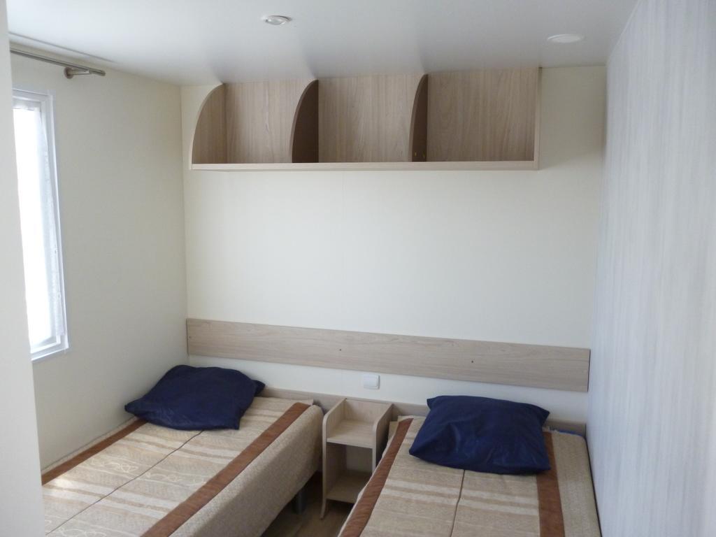 Auberge Des Etangs Roussent Kamer foto